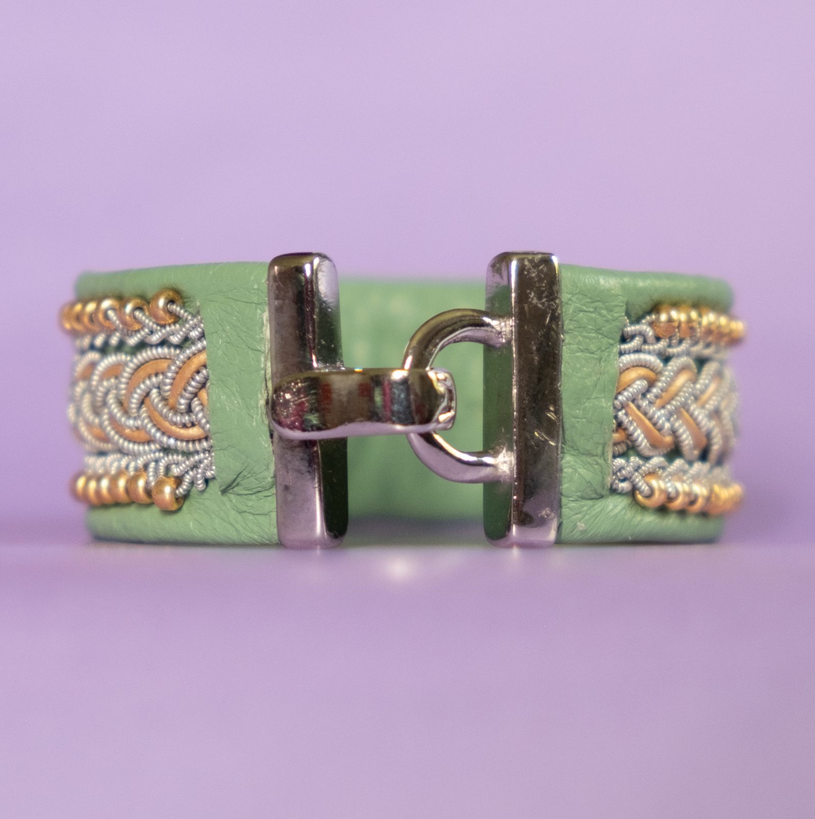 AGATHA - Green tin thread bracelet with gold-coloured leather details and glass beads and metal clasp