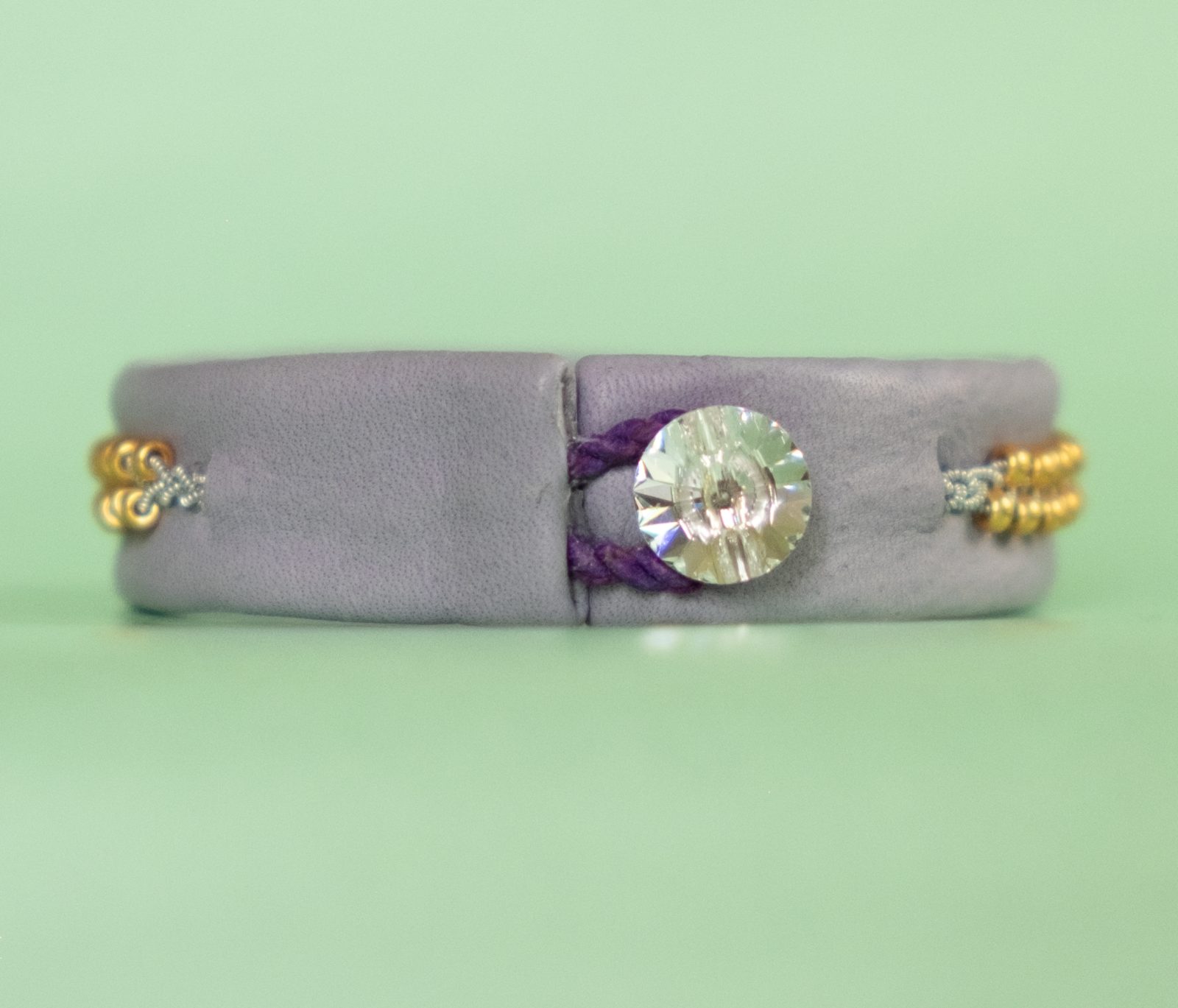 ANTONELLA - Lavender blue tin thread bracelet with gold-coloured glass beads and genuine Swarovski crystal button