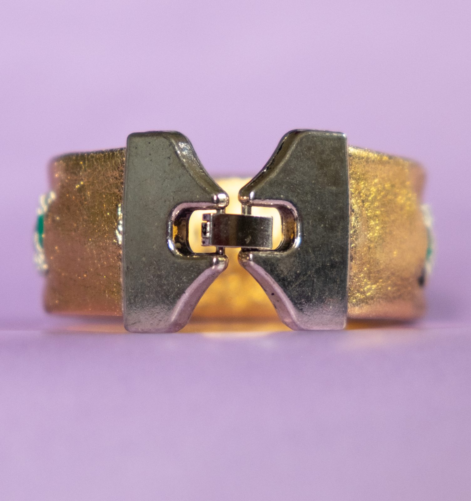 CATHERINE - Gold-coloured tin thread bracelet with emerald green details and metal clasp