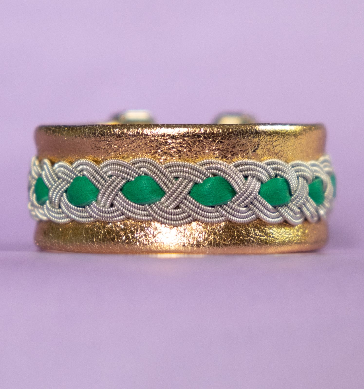 CATHERINE - Gold-coloured tin thread bracelet with emerald green details and metal clasp CATHERINE - Gold-coloured tin thread bracelet with emerald green details and metal clasp