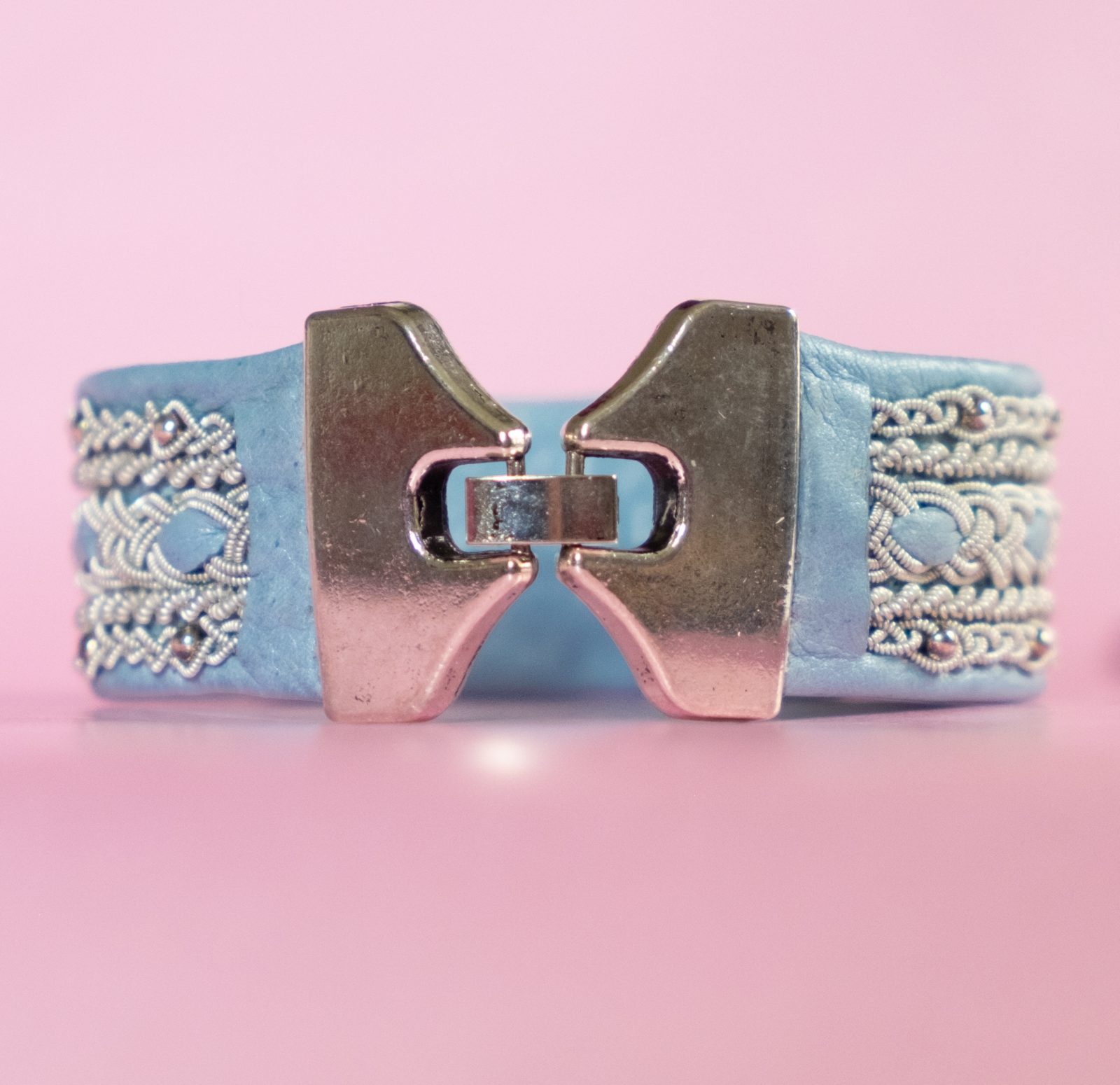 CHARLOTTE - Light blue tin thread bracelet with silver beads and metal clasp