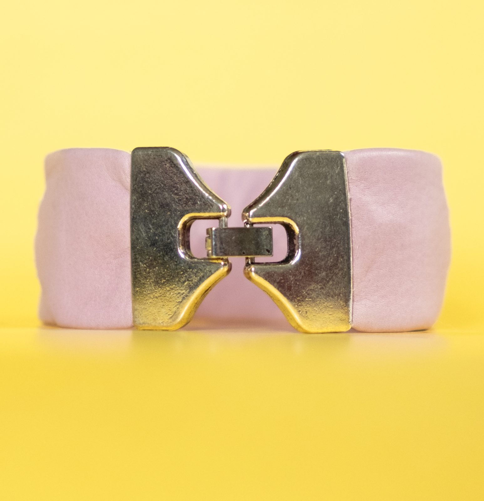 DIANA - Pale lilac tin thread bracelet with green details and metal clasp