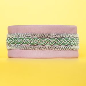 DIANA - Pale lilac tin thread bracelet with green details and metal clasp