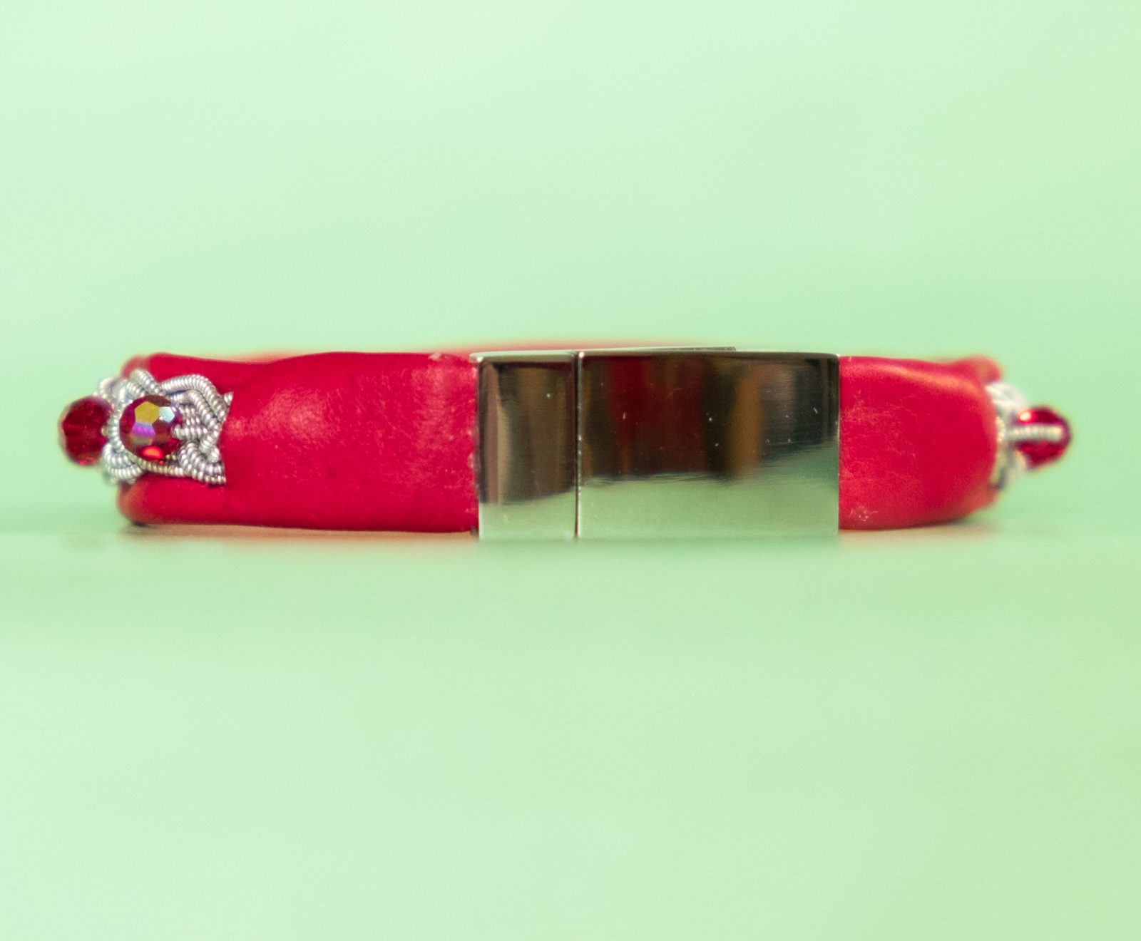 EVA - Red tin thread bracelet with red Swarovski crystal beads and magnetic clasp