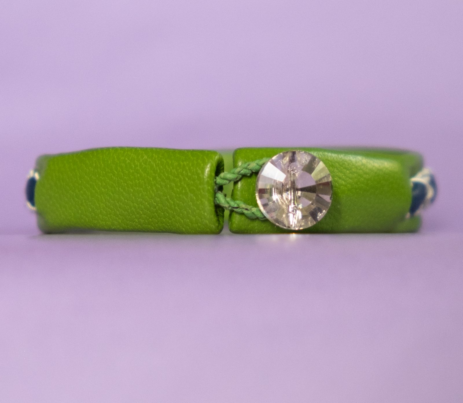 LINDA - Green tin thread bracelet with dark blue details and Swarovski-style glass button