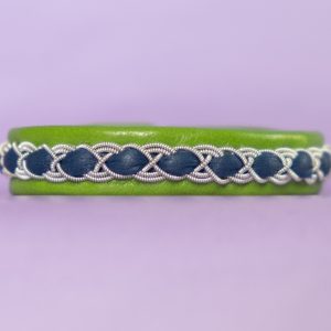 LINDA - Green tin thread bracelet with dark blue details and Swarovski-style glass button