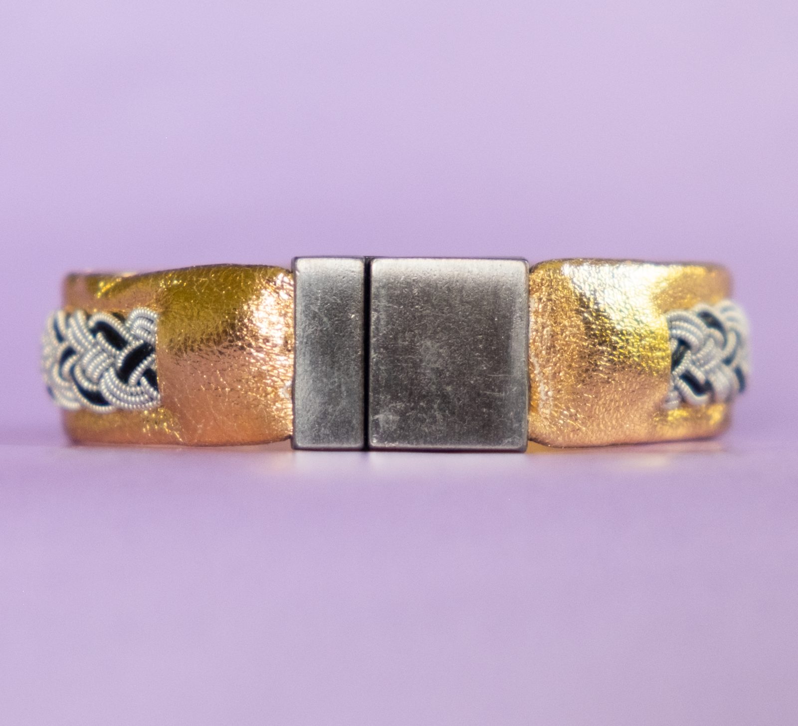 MYRNA - Gold-coloured tin thread bracelet with black details and platinum-coloured magnetic clasp