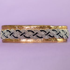 MYRNA - Gold-coloured tin thread bracelet with black details and platinum-coloured magnetic clasp