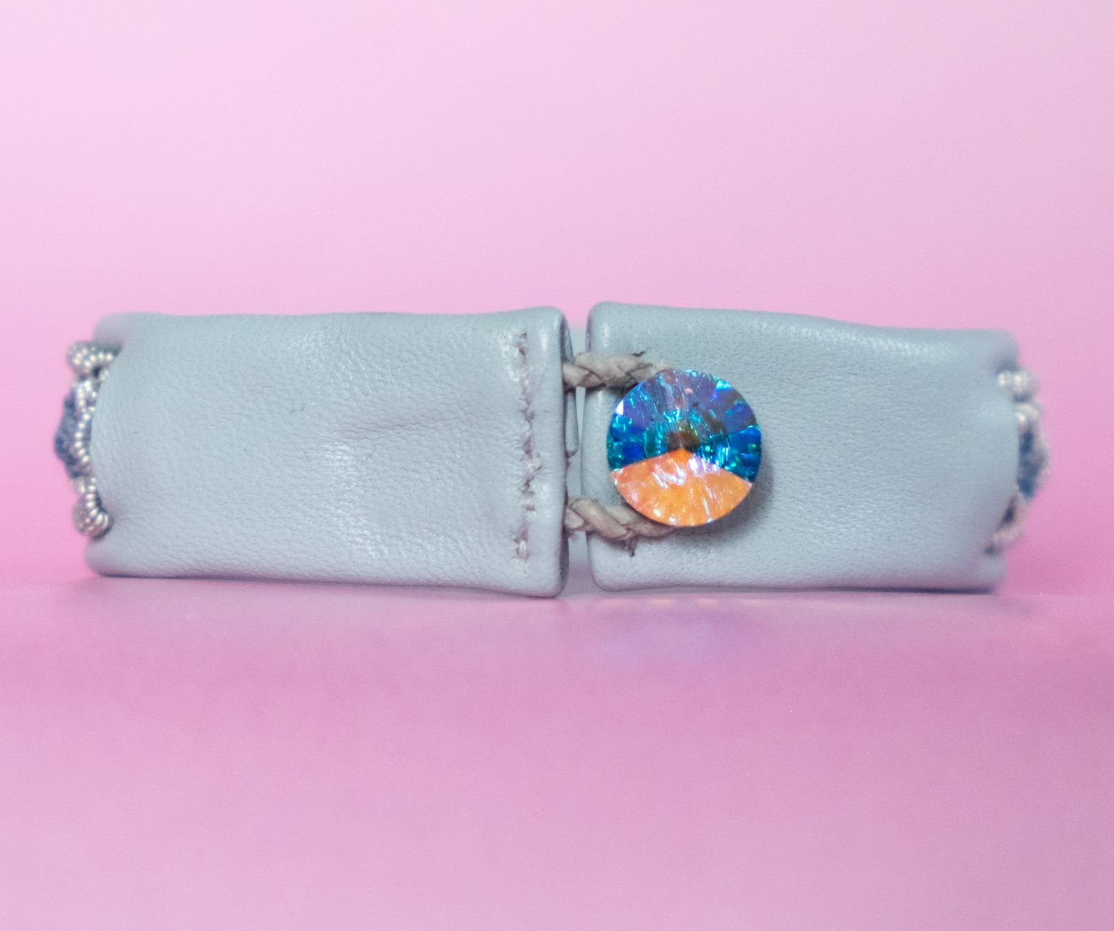 CECILIA - Light grey tin thread bracelet with denim and genuine iridiscente Swarovski crystal button