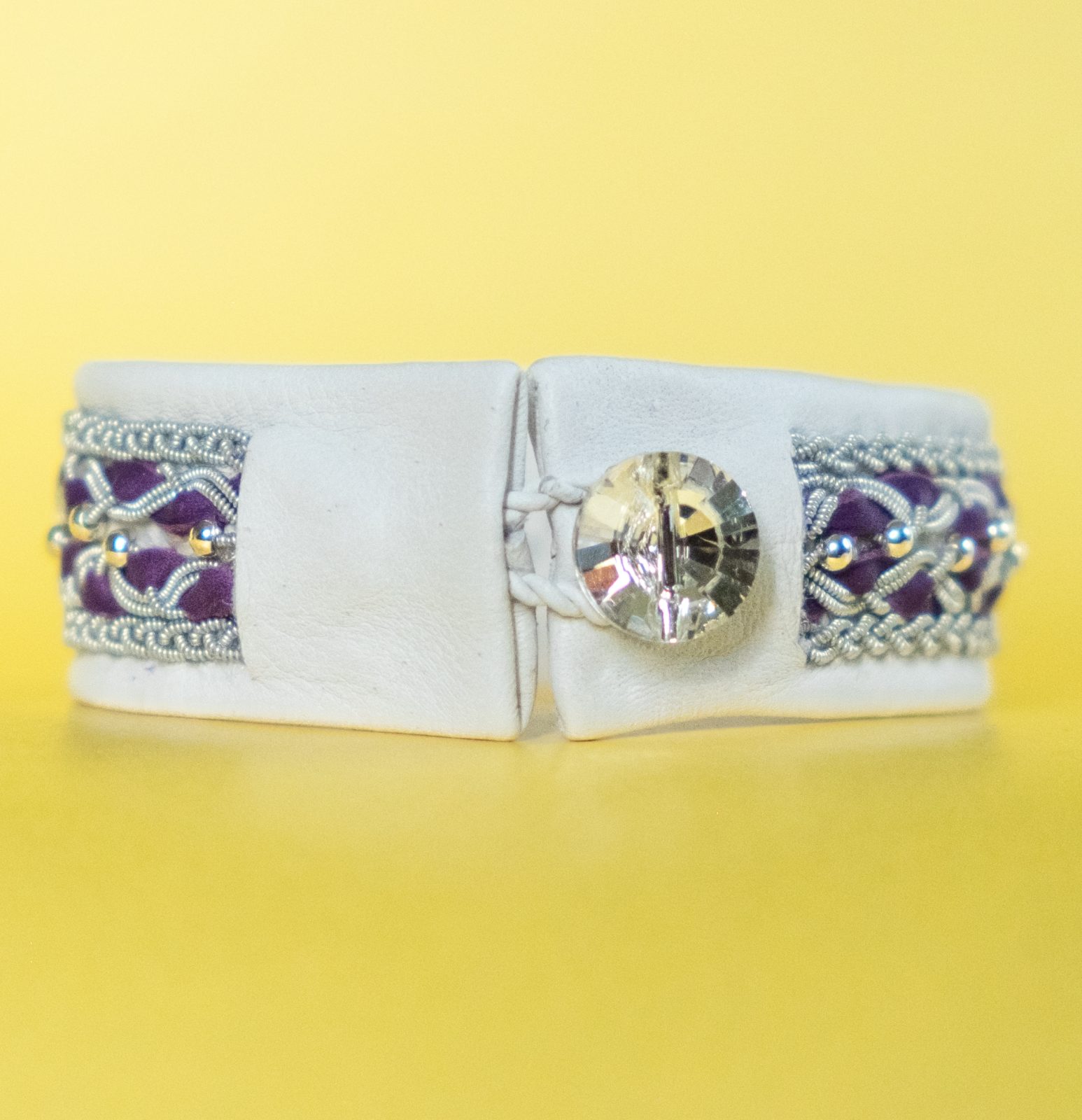HELENA - Off-white tin thread bracelet with purple details, silver beads and Swarovski-style glass button