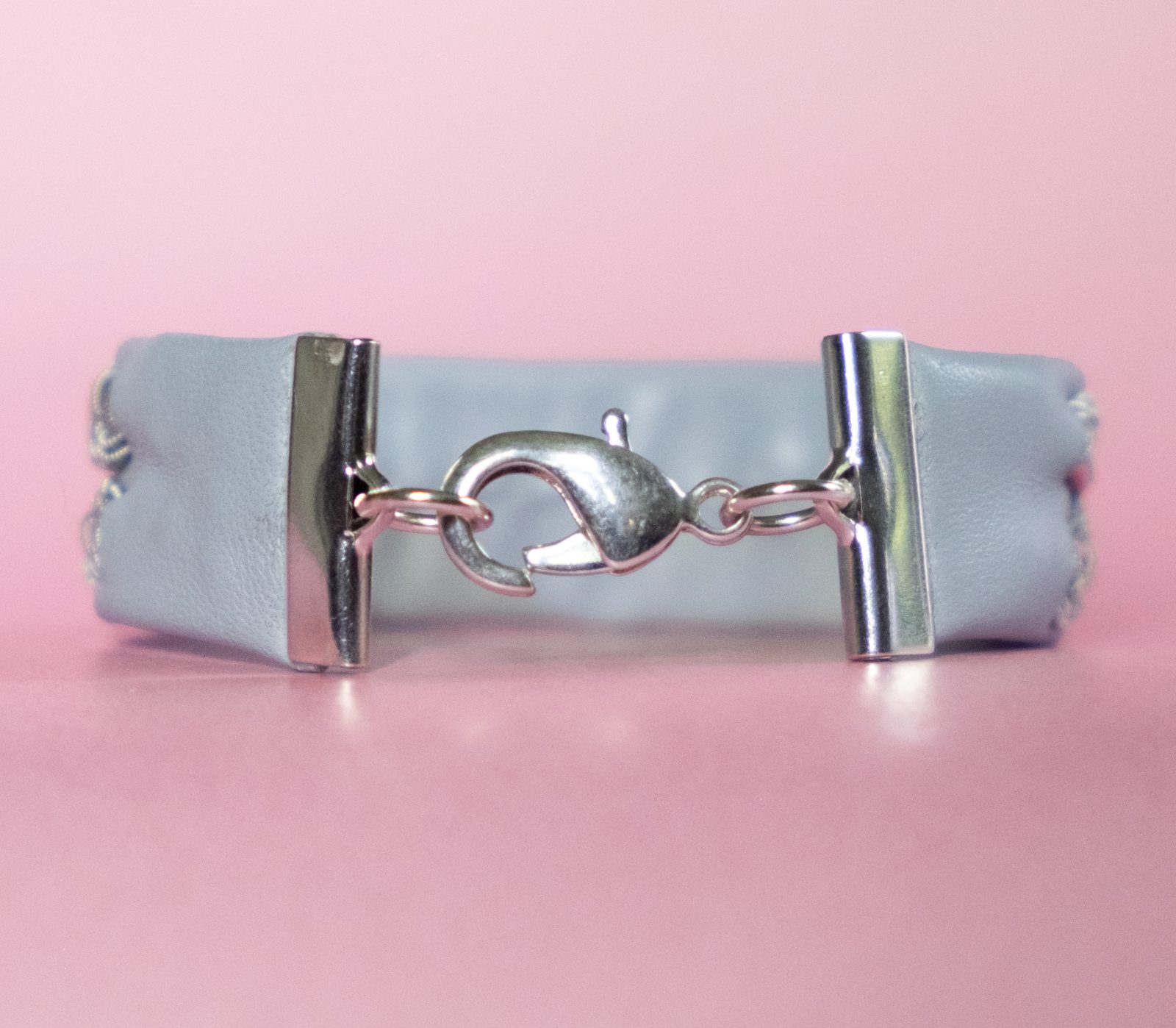 MARY - Light grey tin thread bracelet with pink leather string and metal claw clasp