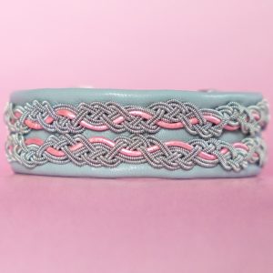 MARY - Light grey tin thread bracelet with pink leather string and metal claw clasp