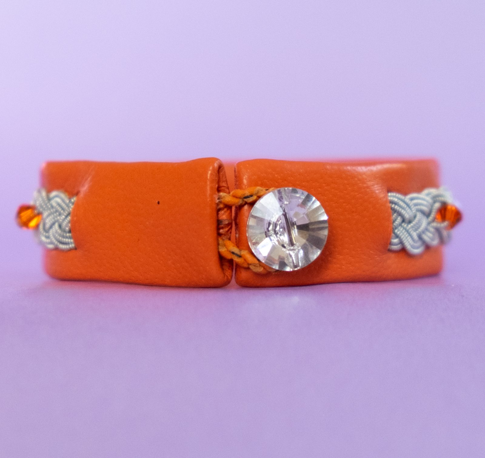 EMINA - Orange-coloured tin thread bracelet with med genuine Swarovski crystals and Swarovski-style glass button