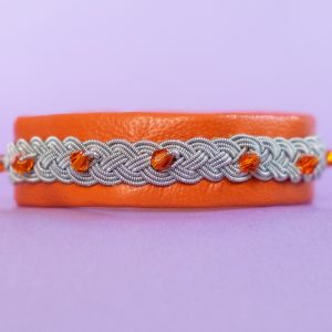 EMINA - Orange-coloured tin thread bracelet with med genuine Swarovski crystals and Swarovski-style glass button