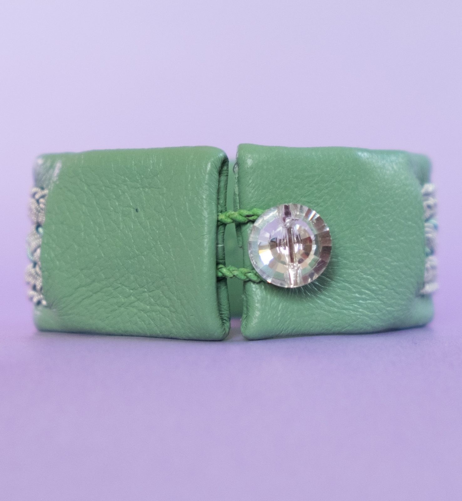PATRICIA - Green tin thread bracelet with green details and Swarovski-style glass button