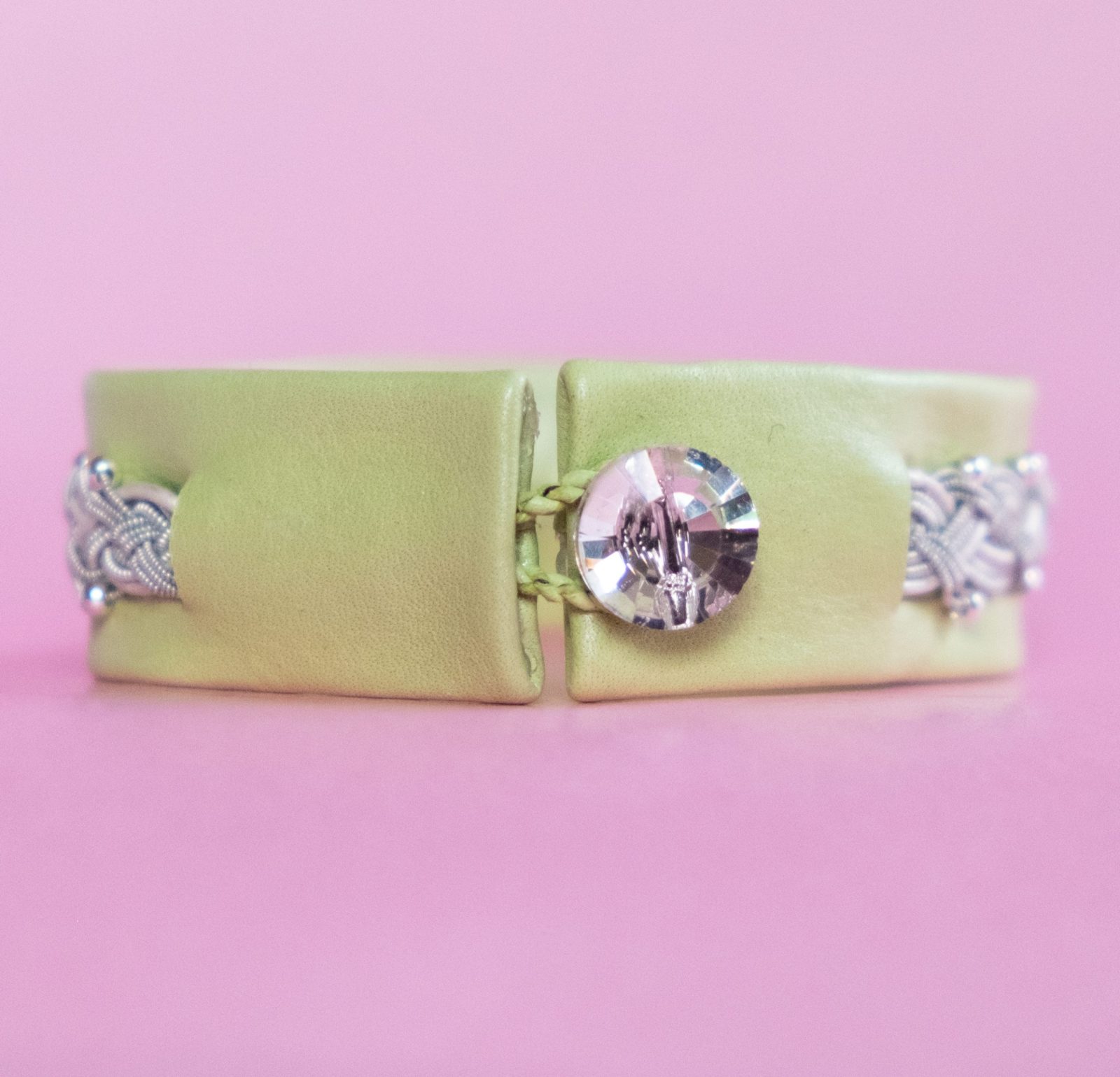 ANDREA - Pale yellow-green tin thread bracelet with white mother of pearl-coloured leather strap and silver (925) beads. Swarovski-style glass button