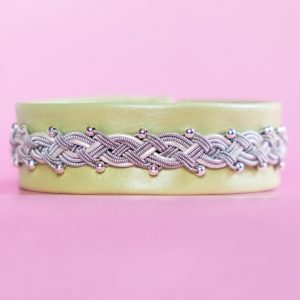 ANDREA - Pale yellow-green tin thread bracelet with white mother of pearl-coloured leather strap and silver (925) beads. Swarovski-style glass button