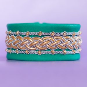 INGRID - Emerald green tin thread bracelet with gold-coloured leather details and seed beads. Swarovski-style glass button
