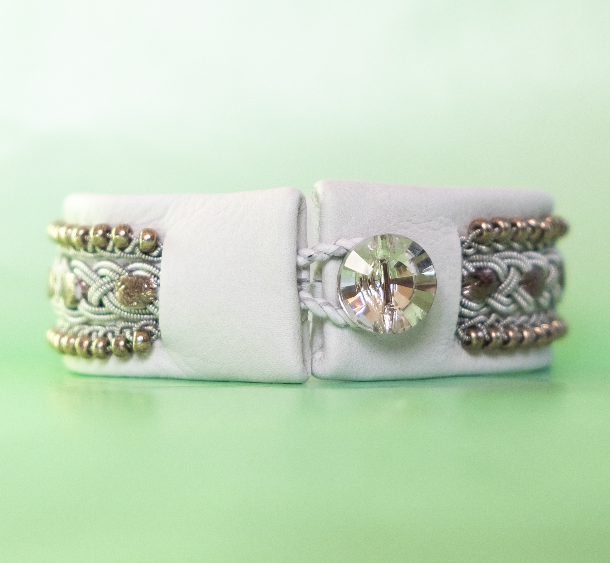 CHRISTINA - White tin thread bracelet with bronze-coloured details and beads. Swarovski-style glass button