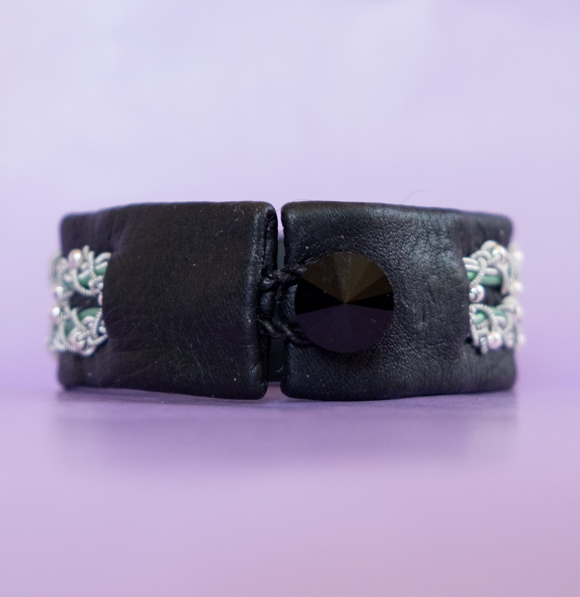 ELLEN - Black tin thread bracelet with green details and silver beads (925). Jet black Swarovski button