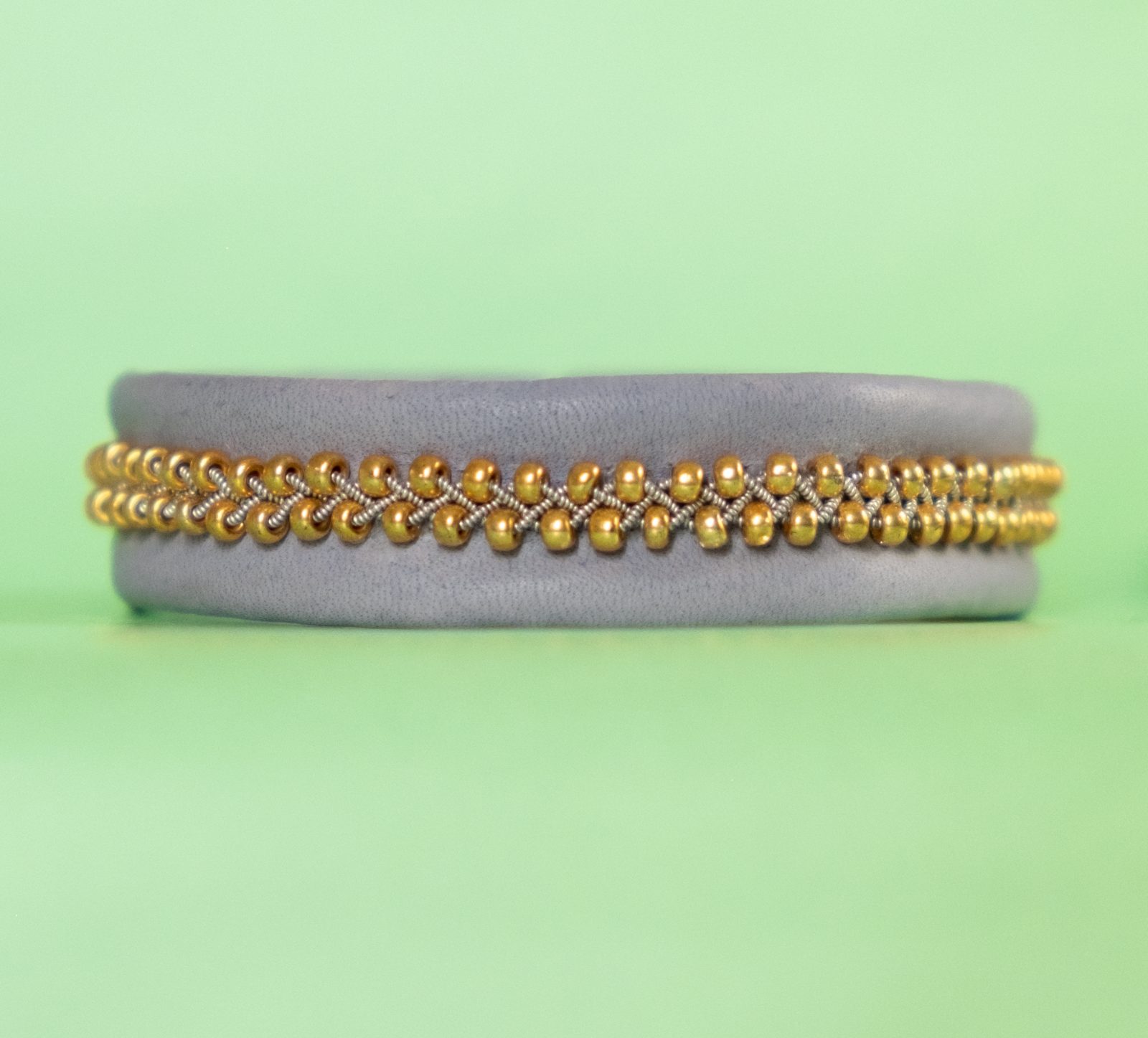 ANTONELLA - Lavendelblått tenntrådsarmband med guldpärlor och äkta Swarovskiknapp ANTONELLA - Lavendelblått tenntrådsarmband med guldpärlor och äkta Swarovskiknapp