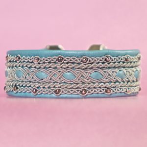 CHARLOTTE - Ljusblått tenntrådsarmband med silverpärlor och antiksilverfärgat metallås