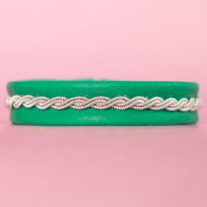 ESMERALDA - Smaragdgrönt tenntrådsarmband med äkta Swarovskiknapp