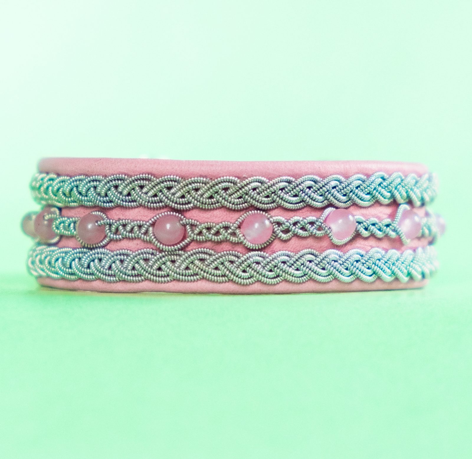 ANNABEL - Ljusrosa tenntrådsarmband med rosa opaler och stavlås i metall ANNABEL - Ljusrosa tenntrådsarmband med rosa opaler och stavlås i metall