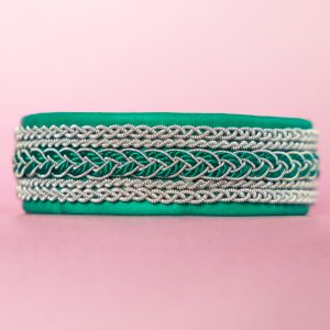 DOMINIQUE - Smaragdgrönt tenntrådsarmband med pärlsilke och glasknapp i Swarovskistil