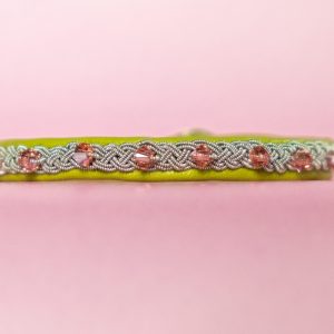 NINNI - Grönt tenntrådsarmband med rosa Swarovski kristallpärlor och äkta Swarovskiknapp