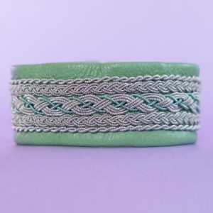 PATRICIA - Grönt tenntrådsarmband med gröna detaljer och glasknapp i Swarovskistil