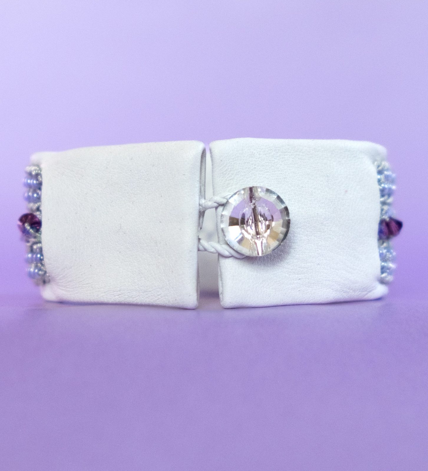 VIOLA - Vitt tenntrådsarmband med lila Miyukipärlor, Swarovskikristaller och pärlsilke. Glasknapp i Swarovskistil