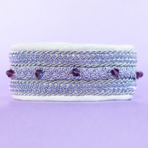 VIOLA - Vitt tenntrådsarmband med lila Miyukipärlor, Swarovskikristaller och pärlsilke. Glasknapp i Swarovskistil