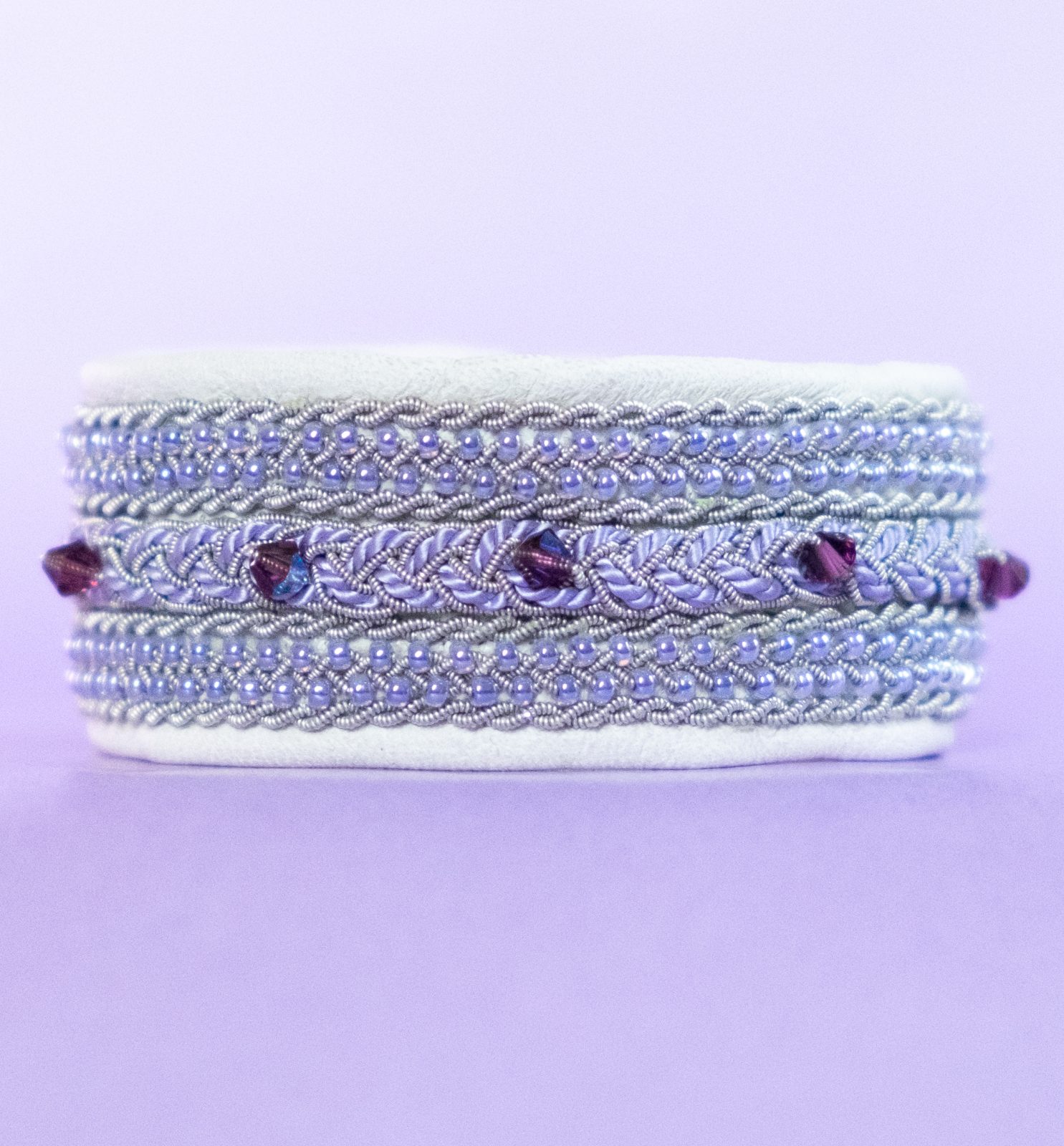 VIOLA - Vitt tenntrådsarmband med lila Miyukipärlor, Swarovskikristaller och pärlsilke. Glasknapp i Swarovskistil VIOLA - Vitt tenntrådsarmband med lila Miyukipärlor, Swarovskikristaller och pärlsilke. Glasknapp i Swarovskistil