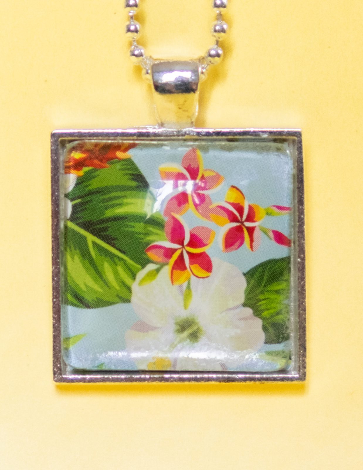 ANELA - Silverfärgat hängsmycke med blomstermotiv ANELA - Silverfärgat hängsmycke med blomstermotiv