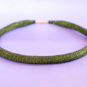 ARTEMIS - Halsband av stickad kopparwire i svart och grönt med guldfärgat magnetlås