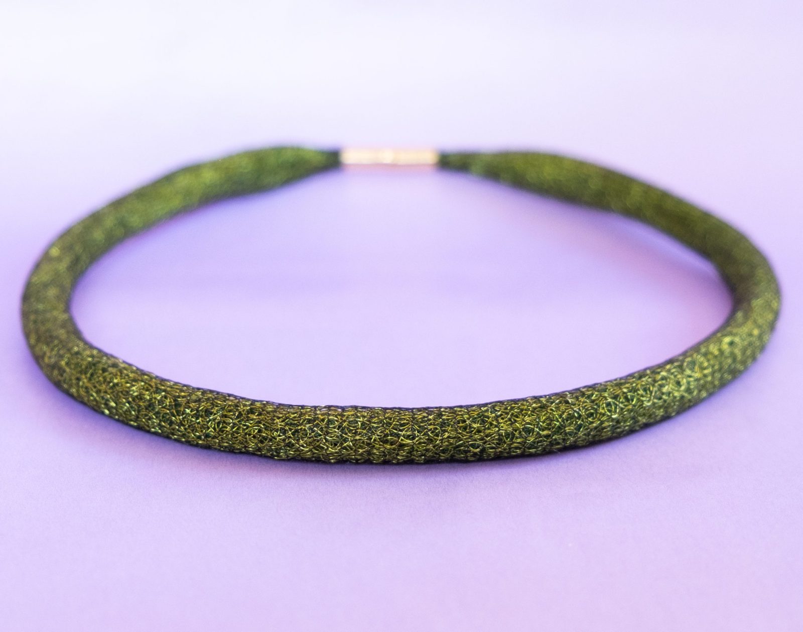 ARTEMIS - Halsband av stickad kopparwire i svart och grönt med guldfärgat magnetlås ARTEMIS - Halsband av stickad kopparwire i svart och grönt med guldfärgat magnetlås