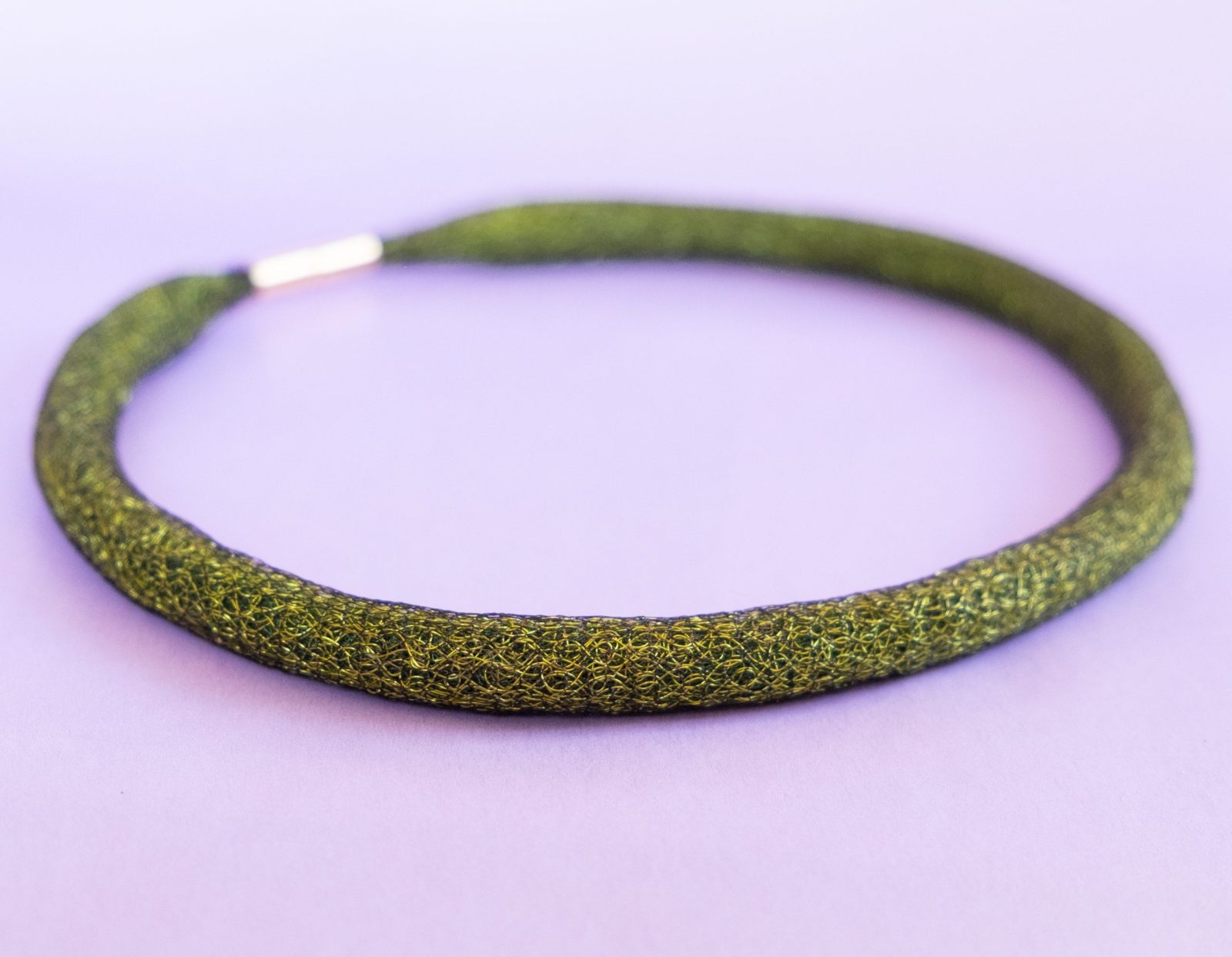 ARTEMIS - Halsband av stickad kopparwire i svart och grönt med guldfärgat magnetlås ARTEMIS - Halsband av stickad kopparwire i svart och grönt med guldfärgat magnetlås - Bild 3