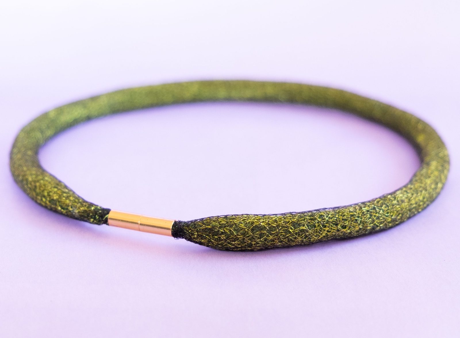 ARTEMIS - Halsband av stickad kopparwire i svart och grönt med guldfärgat magnetlås ARTEMIS - Halsband av stickad kopparwire i svart och grönt med guldfärgat magnetlås - Bild 4