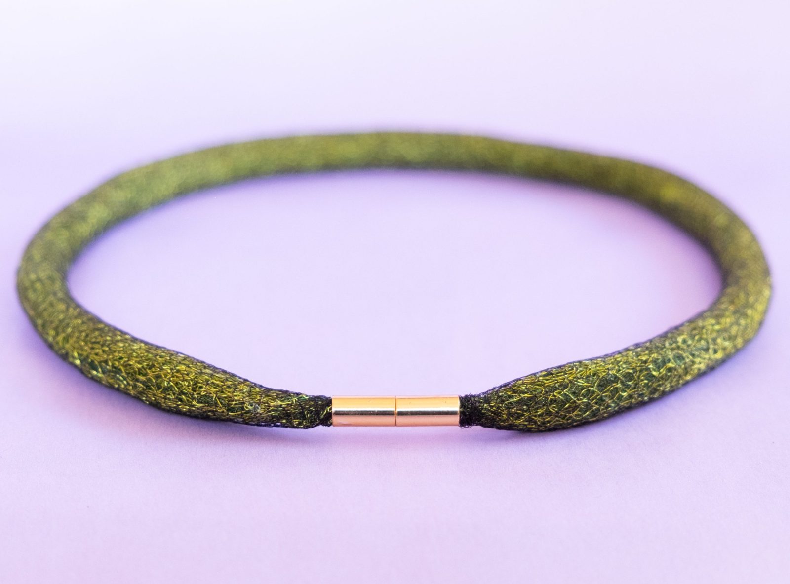 ARTEMIS - Halsband av stickad kopparwire i svart och grönt med guldfärgat magnetlås