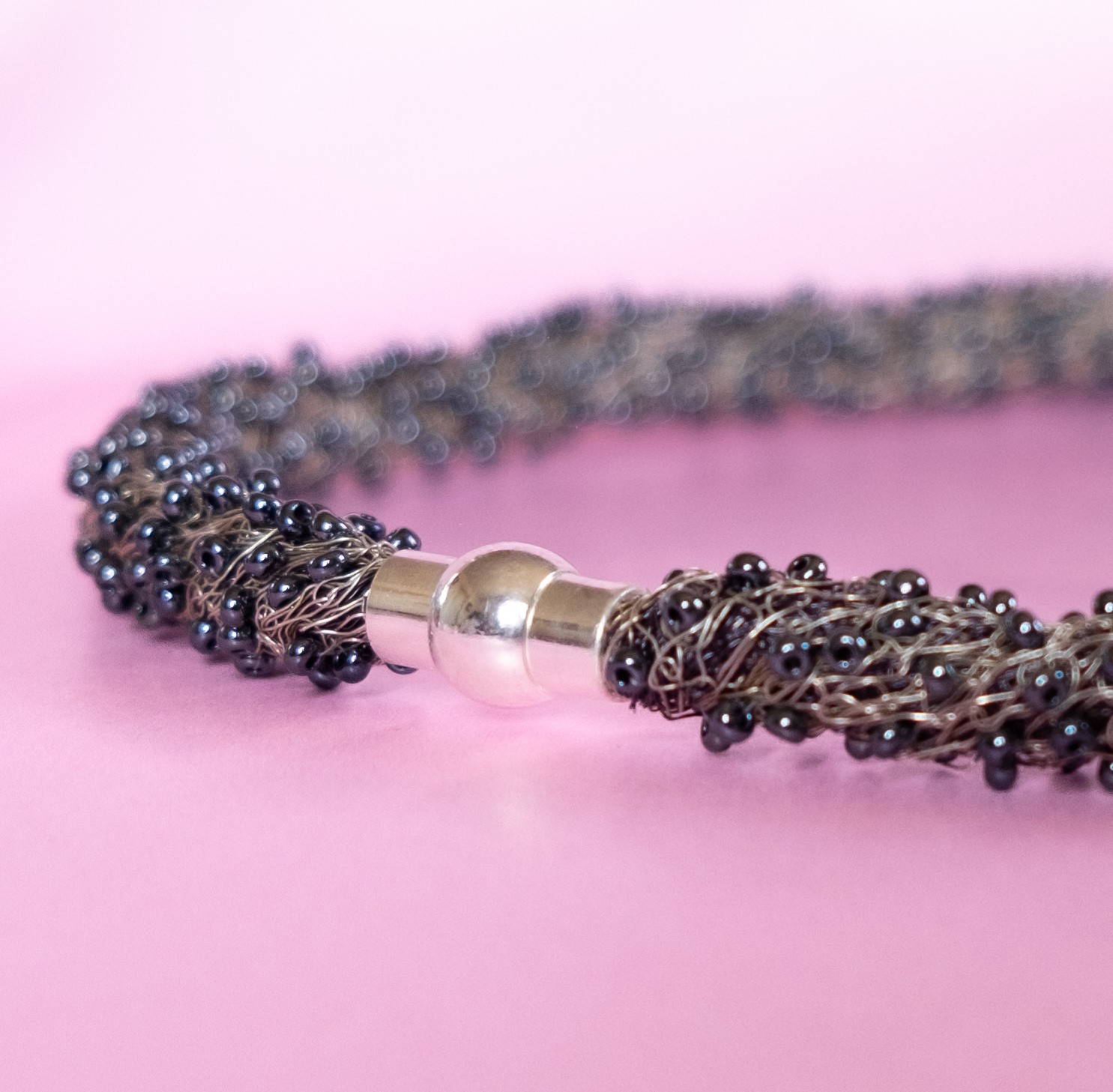 ATHENA - Halsband av bronsfärgad stickad kopparwire med broderade blåsvarta pärlor ATHENA - Halsband av bronsfärgad stickad kopparwire med broderade blåsvarta pärlor - Bild 6