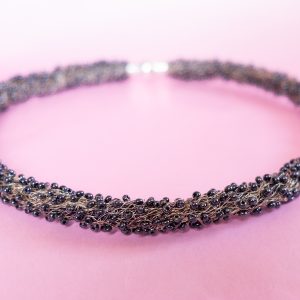 ATHENA - Halsband av bronsfärgad stickad kopparwire med broderade blåsvarta pärlor