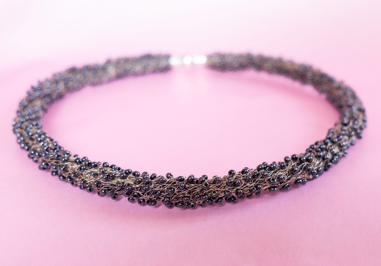 ATHENA - Halsband av bronsfärgad stickad kopparwire med broderade blåsvarta pärlor ATHENA - Halsband av bronsfärgad stickad kopparwire med broderade blåsvarta pärlor