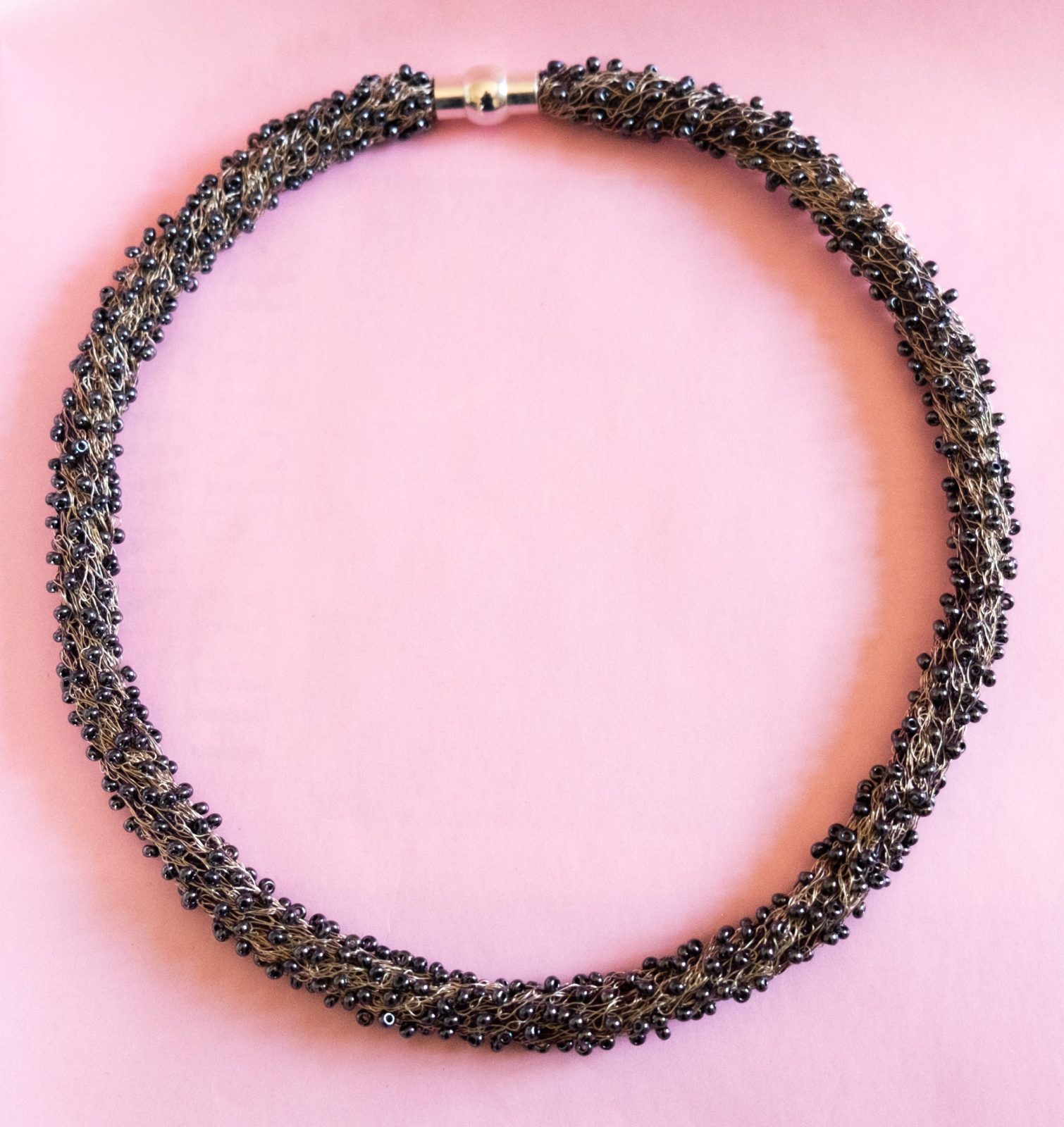 ATHENA - Halsband av bronsfärgad stickad kopparwire med broderade blåsvarta pärlor