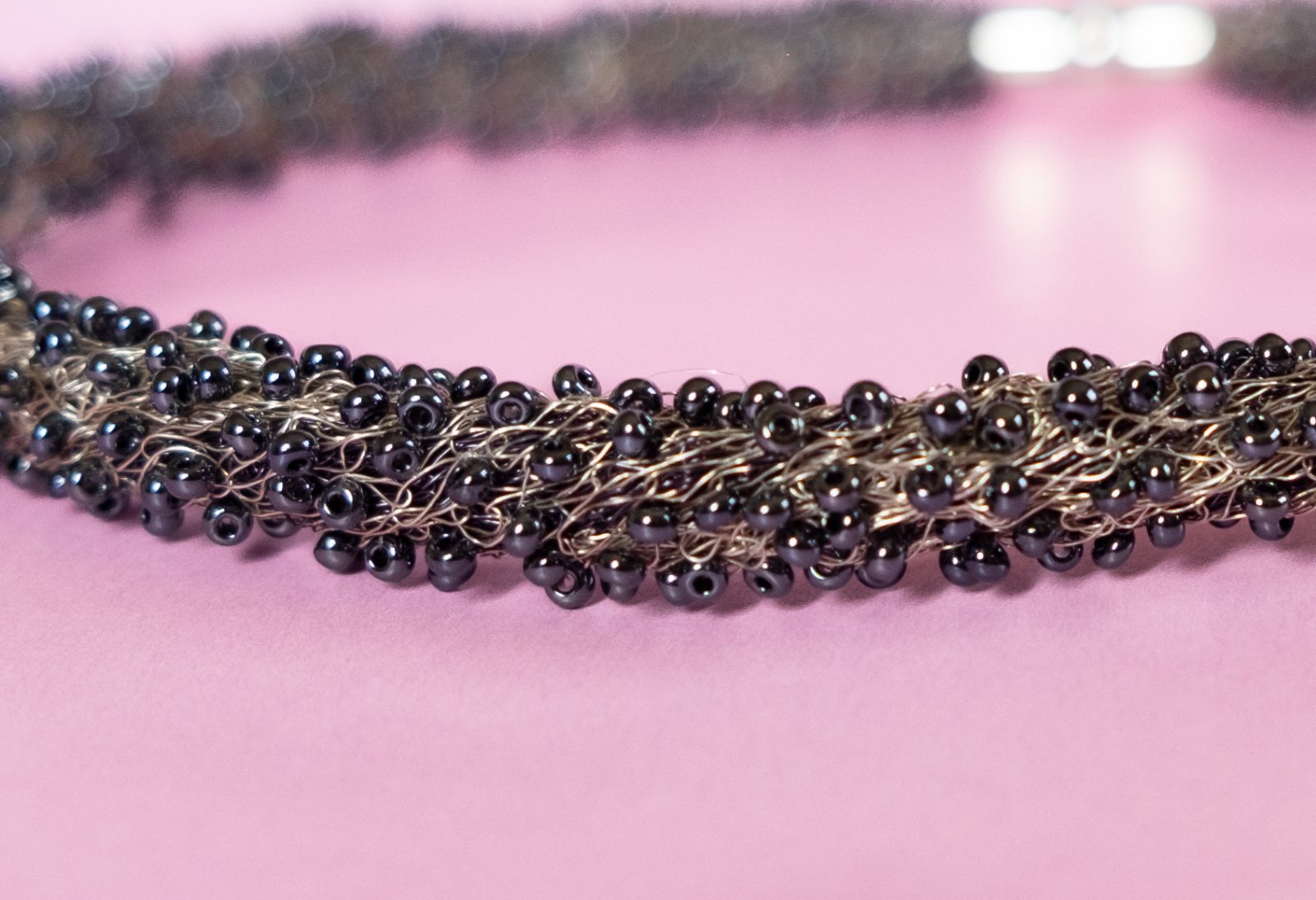 ATHENA - Halsband av bronsfärgad stickad kopparwire med broderade blåsvarta pärlor ATHENA - Halsband av bronsfärgad stickad kopparwire med broderade blåsvarta pärlor - Bild 3