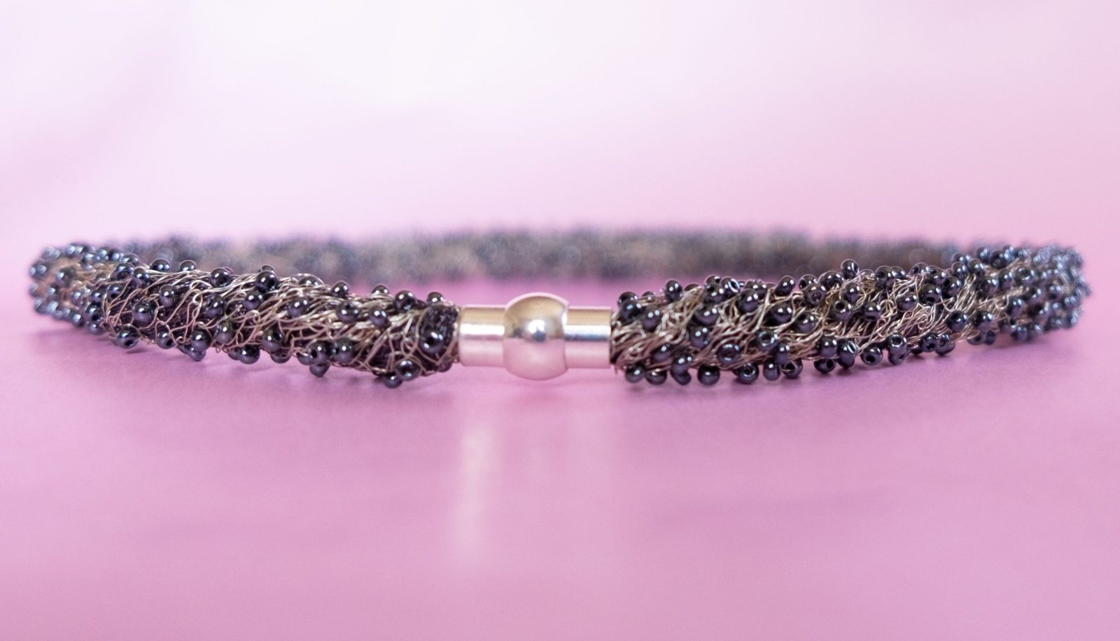 ATHENA - Halsband av bronsfärgad stickad kopparwire med broderade blåsvarta pärlor ATHENA - Halsband av bronsfärgad stickad kopparwire med broderade blåsvarta pärlor - Bild 5