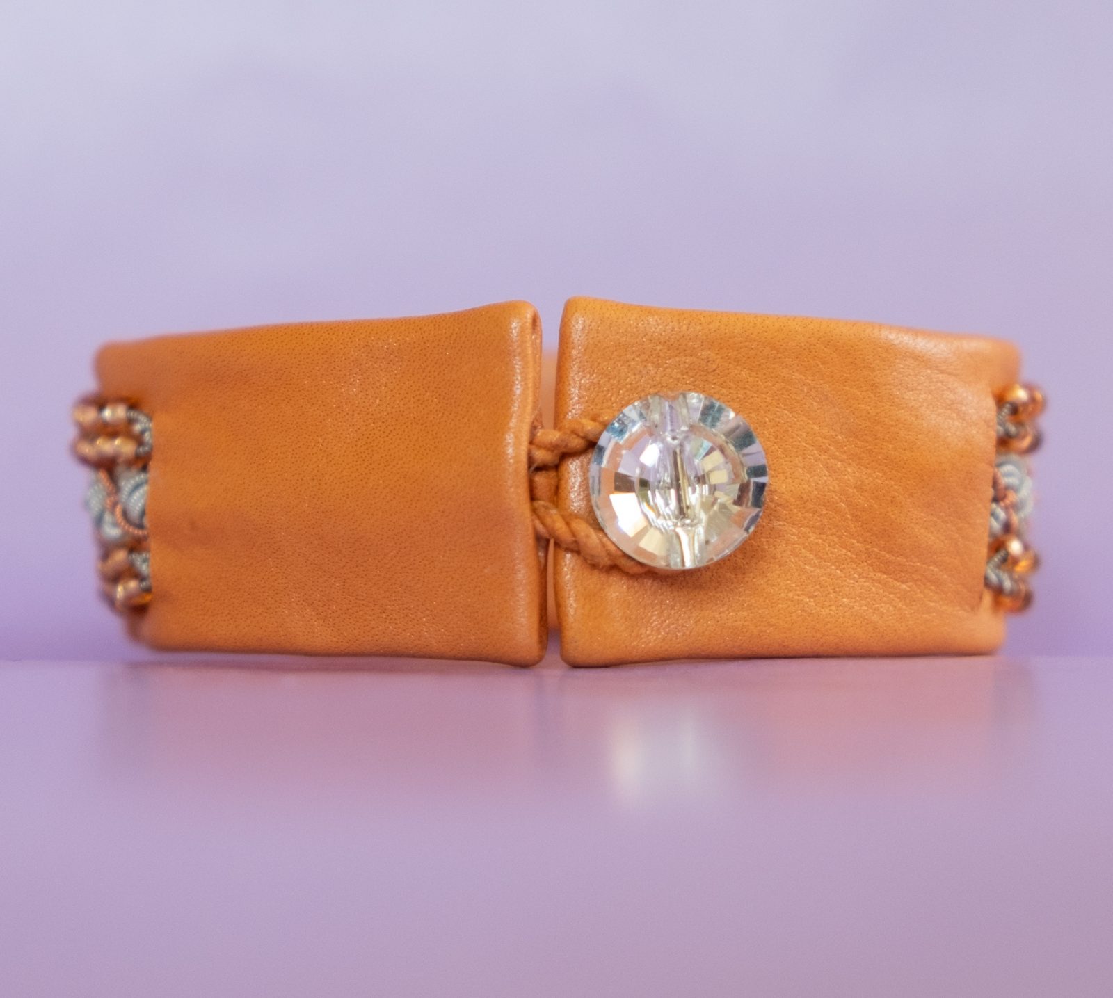 FANNY - Orange tenntrådsarmband med koppartråd och glaspärlor. Glasknapp i Swarovskistil