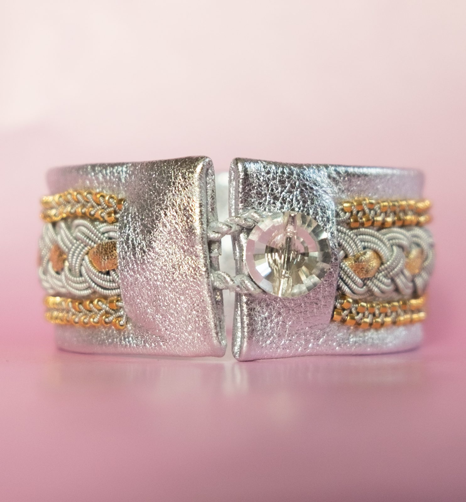 ISADORA - Silverfärgat tenntrådsarmband med guldfärgade pärlor och skinnband. Glasknapp i Swarovskistil