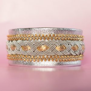 ISADORA - Silverfärgat tenntrådsarmband med guldfärgade pärlor och skinnband. Glasknapp i Swarovskistil