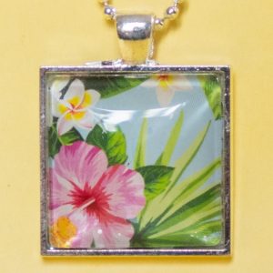 KAENA - Silverfärgat hängsmycke med blomstermotiv